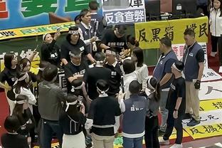 Giải bóng đá trường trung học Nhật Bản, bắt được một người hâm mộ tiếp viện cảm động.